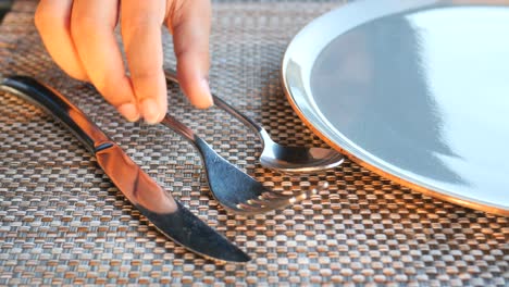 preparación de la mesa con cubiertos y platos