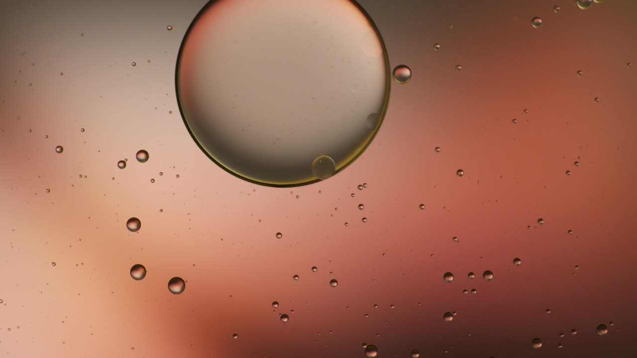 물 위에 떠다니는 기름방울의 다채로운 예술적.