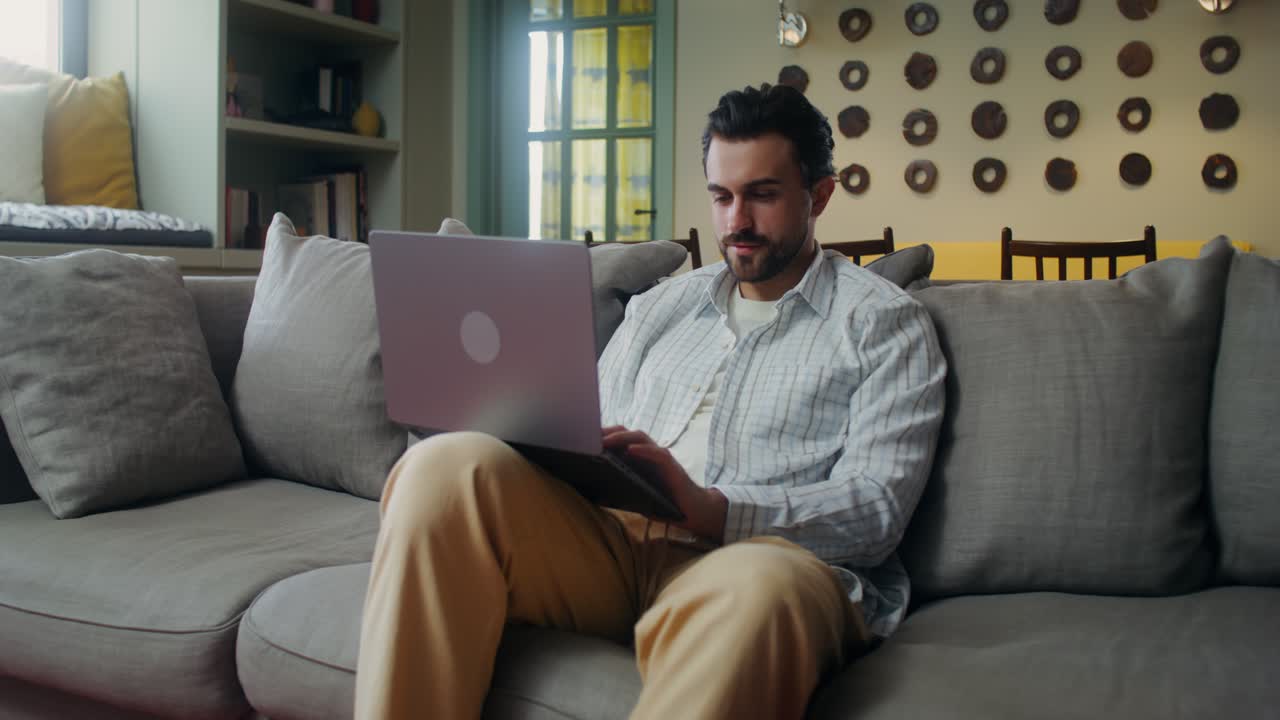 hombre trabajando desde casa en la computadora portátil