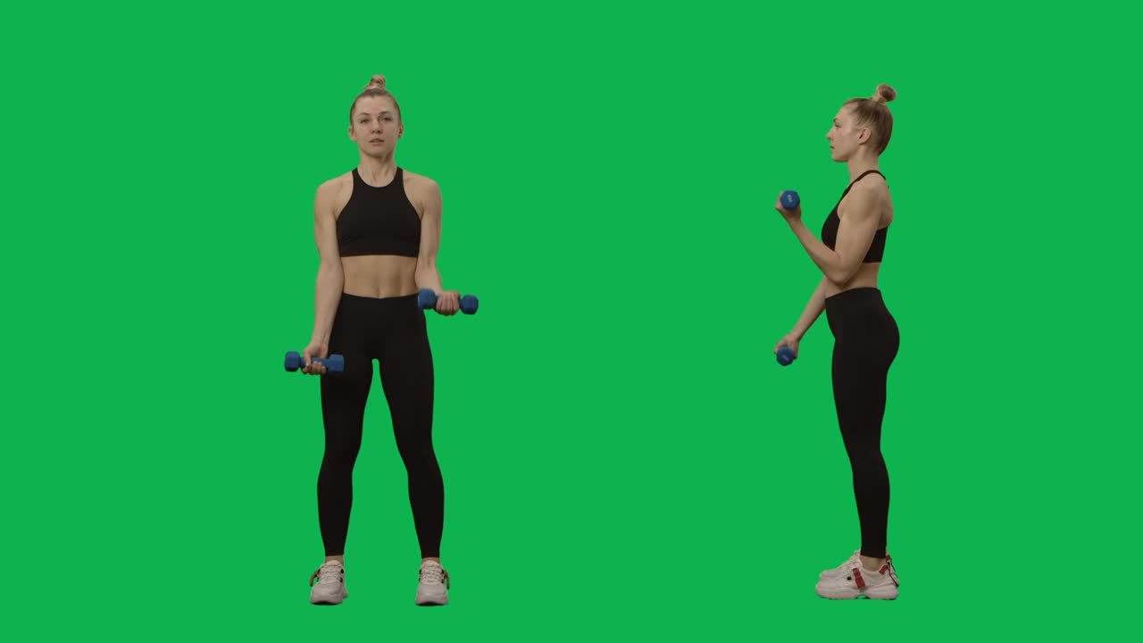 mujer joven en ropa deportiva hace ejercicios con pesas. entrenamiento de manos, fitness para mujeres. 2 en 1 collage frente y lado vista completa en fondo de pantalla verde. cámara lenta lista 59.94fps