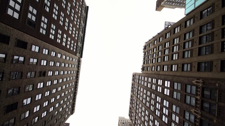 Ripresa in movimento dal basso di classici grattacieli nel centro di New York City Manhattan.