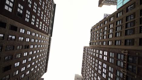 bajo ángulo de movimiento de los rascacielos clásicos edificios en el centro de la ciudad de nueva york nueva york manhattan