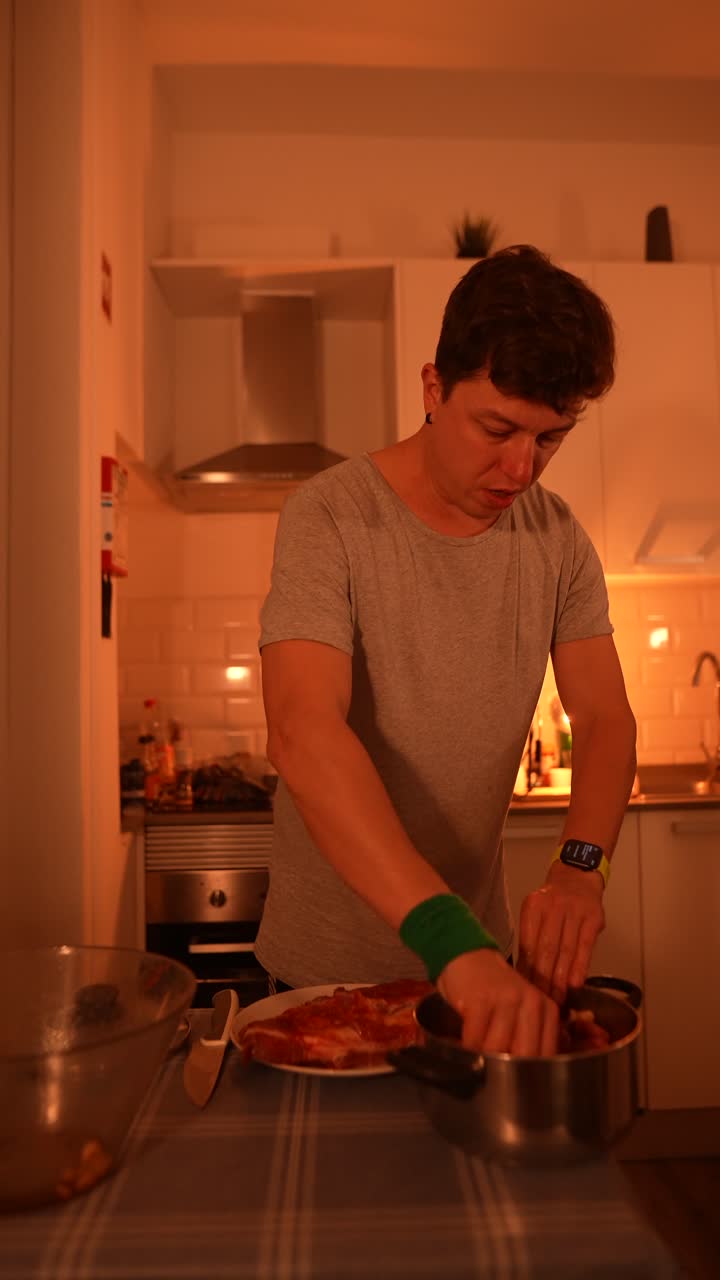 hombre preparando carne de cerdo en la cocina