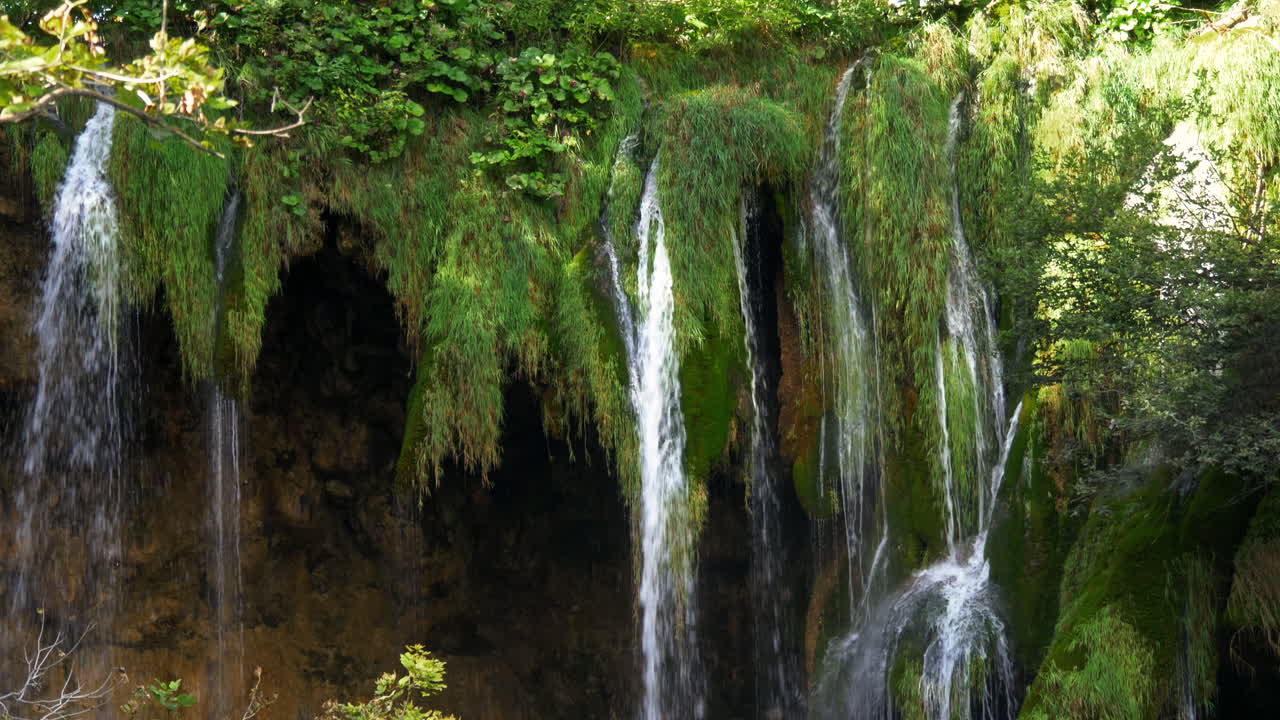 cascada y lago en el parque de los lagos de plitvice, croacia