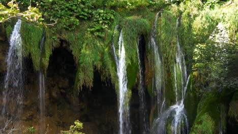 Cascada-Y-Lago-En-El-Parque-De-Los-Lagos-De-Plitvice,-Croacia