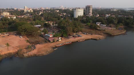 Imágenes-Aéreas-Del-Río-Gurupura-Y-Una-Tienda-De-Toddy-En-La-Ciudad-De-Mangaluru