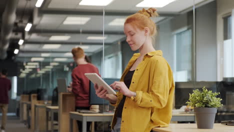 joven empleada de oficina con una tableta