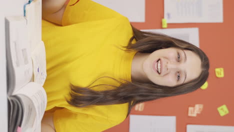 video vertical de una niña hablando con la cámara.
