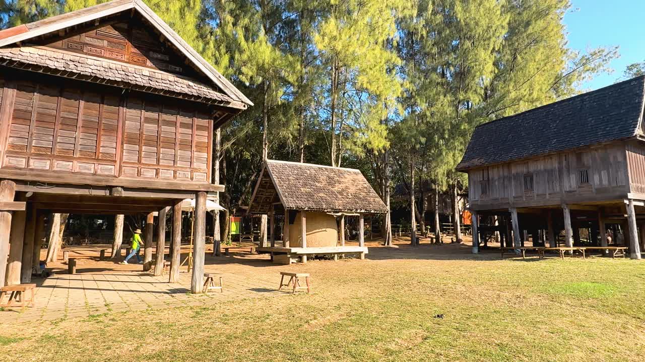 casas de madera en medio de la naturaleza en la zona rural de tailandia