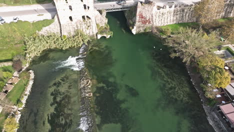 una imagen aérea revela el puente de la fortaleza de ponte visconteo en el borghetto de valeggio sul mincio, provincia de verona, italia