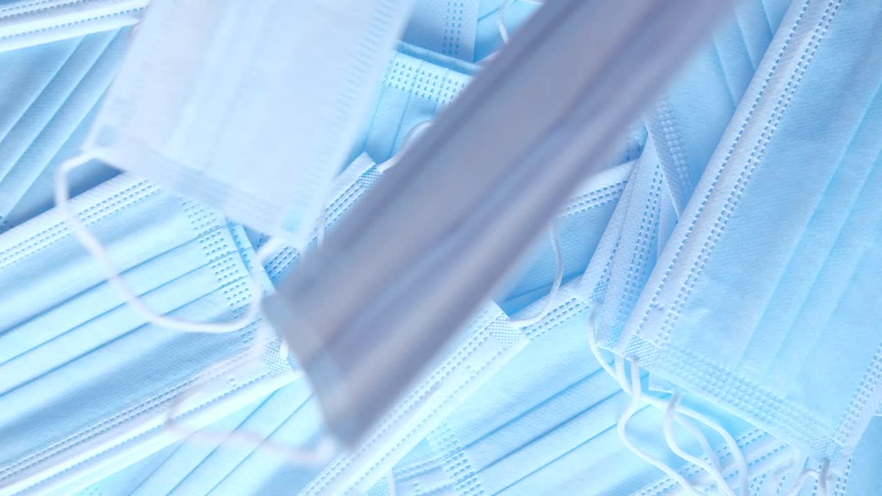 밝은 파란색 수술 마스크의 어리