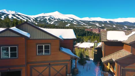 tomada de avión no tripulado de casas rústicas de montaña en breckenridge, colorado, increíbles vistas de montañas nevadas en el fondo