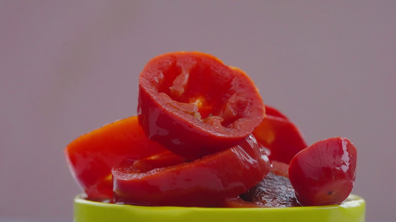 디스플레이에 잘 익은 빨간 jalapenos