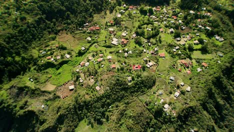 Spektakulärer-Drohnenflug-Aus-Nächster-Nähe-Im-Cirque-De-Mafate-Auf-La-Réunion-über-Dem-Dorf,-Die-Nachrichten