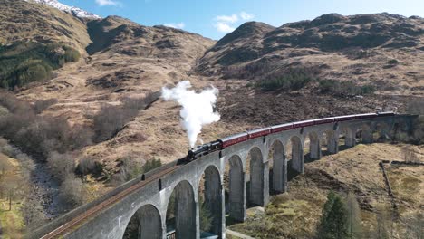 Jacobite-Train,-Glenfinnan-Viaduct