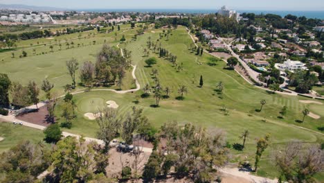 Vista-Aérea-Del-Paisaje-Del-Campo-De-Golf-El-Paraiso-En-Marbella,-España