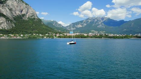 Velero-En-El-Lago-De-Como,-Italia