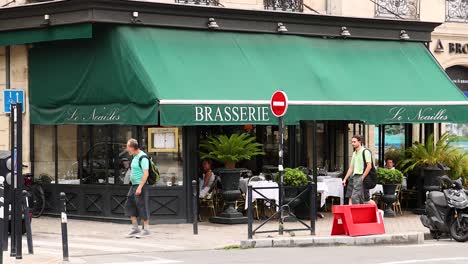 los peatones y los vehículos pasan por una brasserie