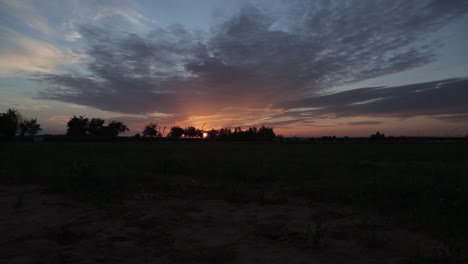 Cowboy-Auf-Einem-Pferd-Bei-Sonnenuntergang-Auf-Dem-Land---Statischer-Blick-Auf-Den-Bunten-Himmel-Und-Den-Reiter-In-Der-Silhouette