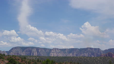 montaña de la cresta del desierto con nubes esponjosas en el cielo azul en sedona, arizona, estados unidos