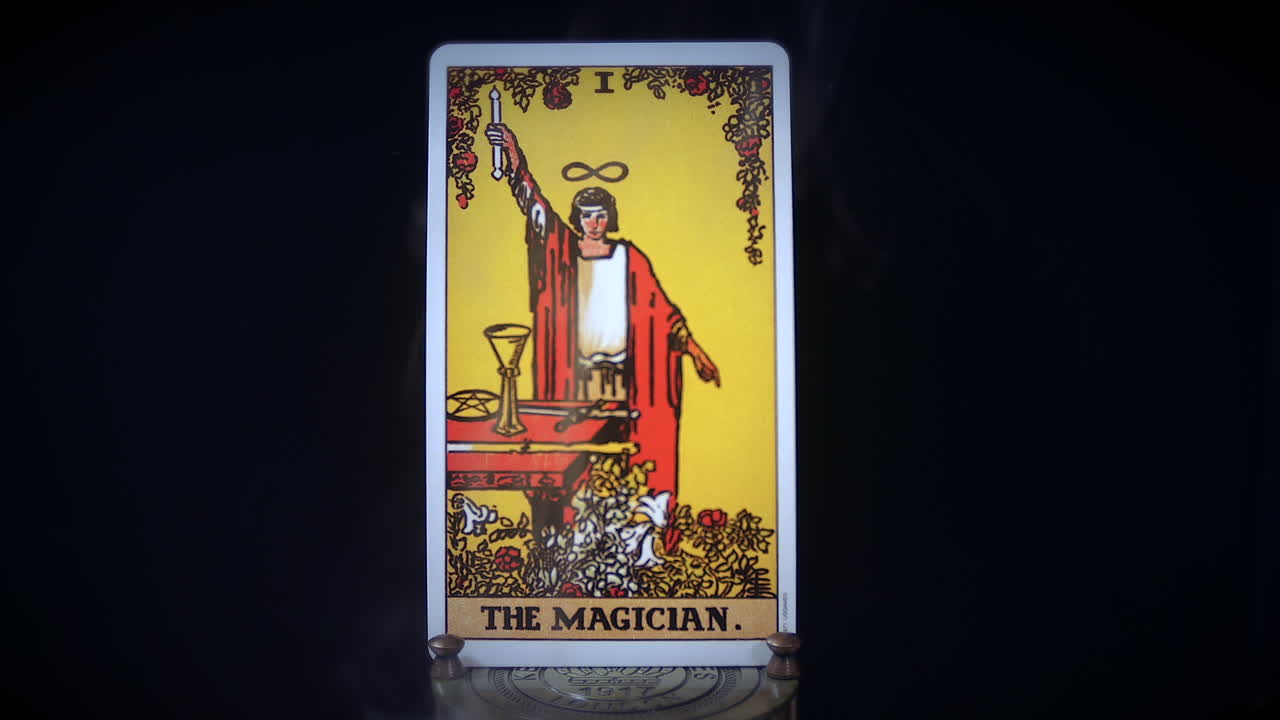 una carta de mago del tarot se sienta en un soporte de latón mientras el humo se eleva a su alrededor