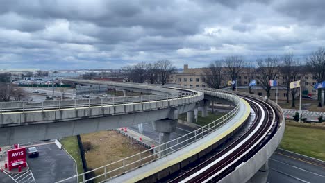 Toma-En-Cámara-Lenta-Del-Metro-En-Una-Nueva-York-Mientras-Pasa-Por-Una-Incorporación-Ferroviaria