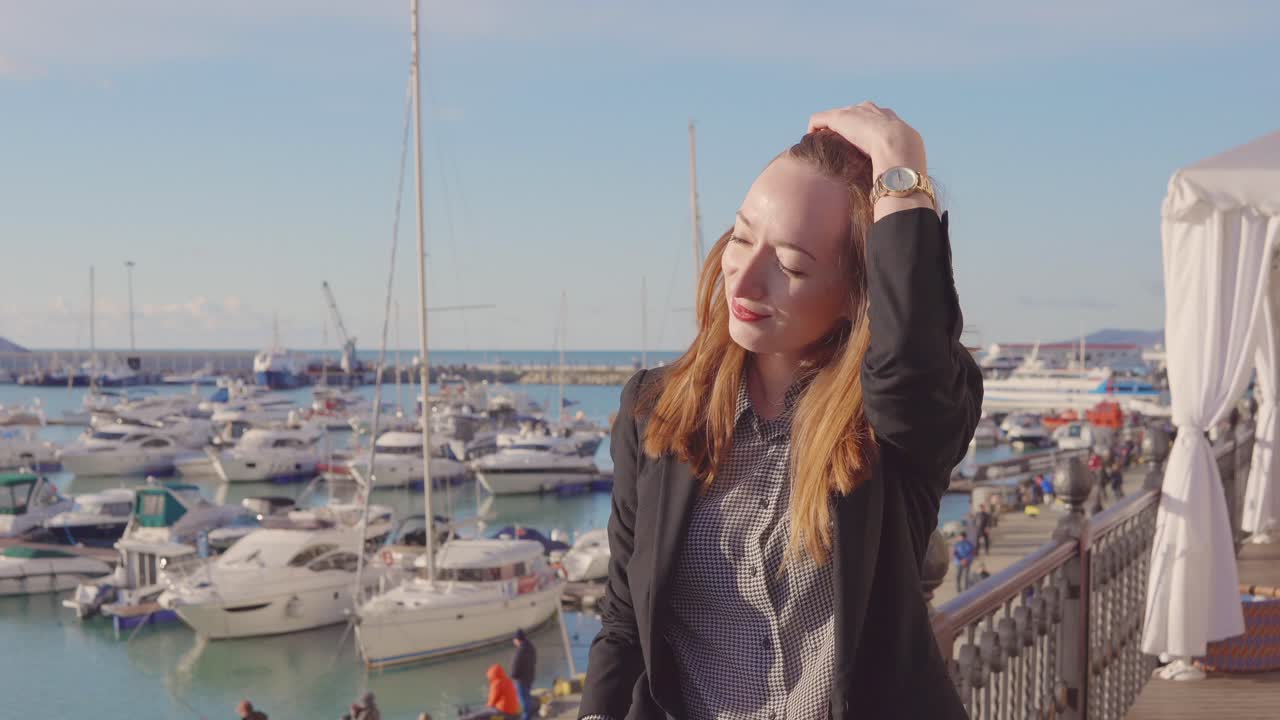 항구 도시 의 여자