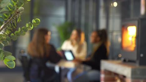 Eine-Aufnahme-Von-Drei-Unscharf-Arbeitenden-Kollegen-In-Einem-Café