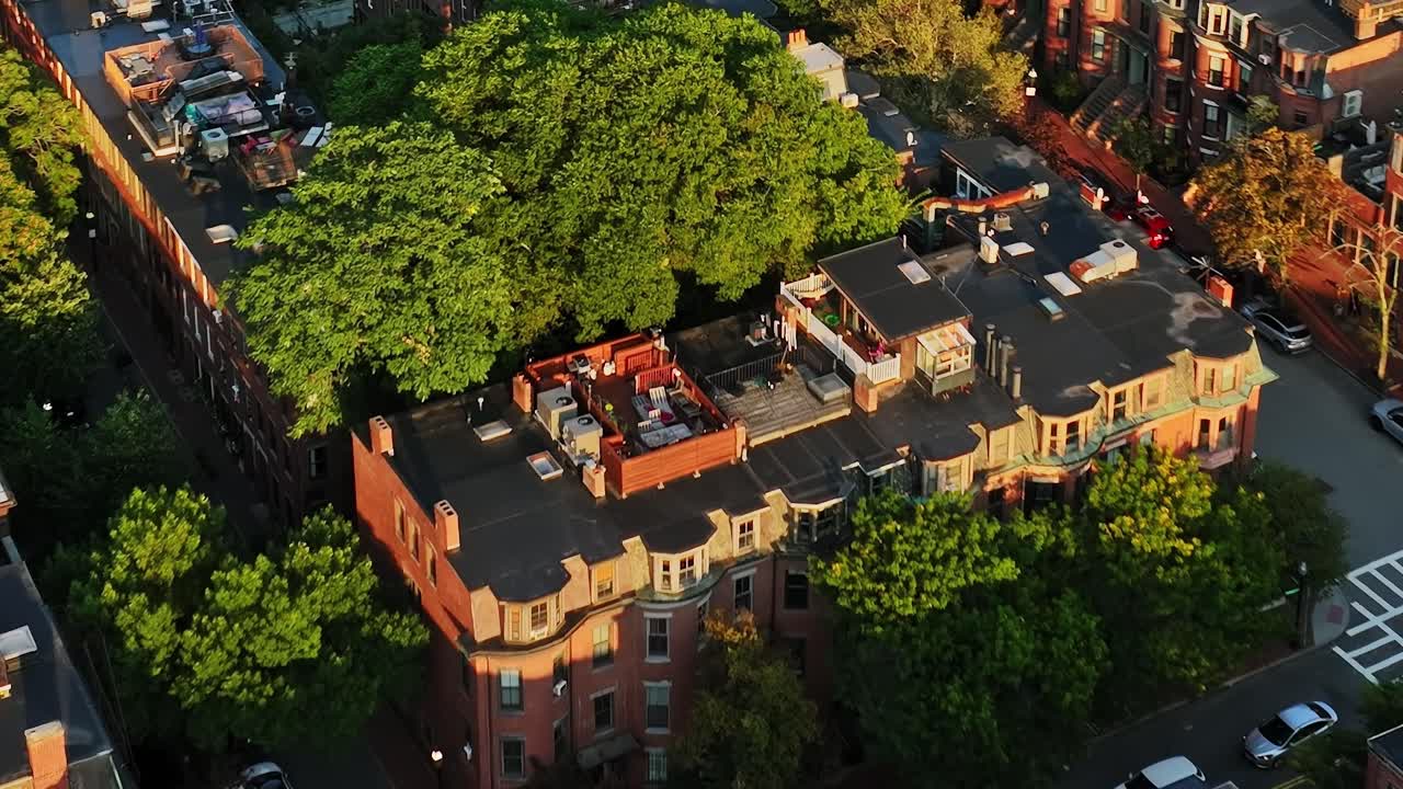 Vista aerea di edifici tra gli alberi in un quartiere negli USA