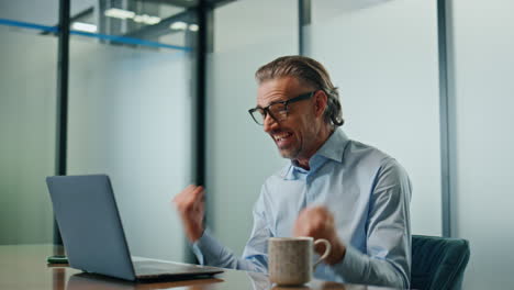 Aufgeregt,-Geschäftsmann,-Der-Sich-über-Laptop-Im-Büro-Freut,-Nahaufnahme.-Glücklicher-Gewinner-Gestikuliert-Mit-„Ja“