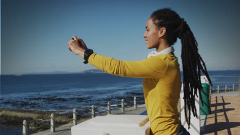 Animation-Einer-Lächelnden-Frau-Mit-Gemischter-Abstammung,-Die-Auf-Der-Promenade-Ein-Foto-Macht