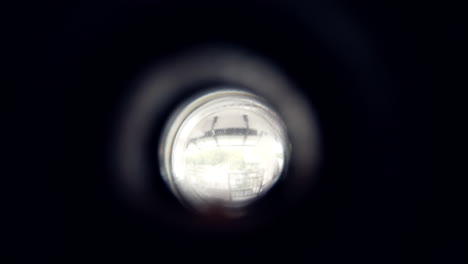 agujero espía en la puerta de la habitación del hotel