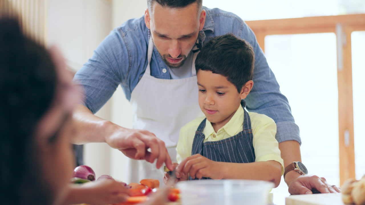 familia, enseñanza y cuchillo para la preparación de alimentos