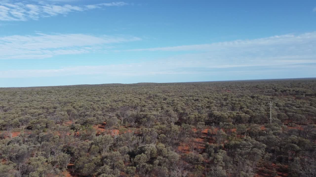 avión no tripulado volando sobre el interior de australia, suelo rojo visible abajo