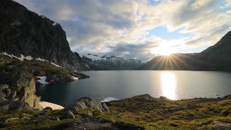 puesta de sol contra el telón de fondo de las montañas noruegas. hermosa naturaleza paisaje natural de noruega.