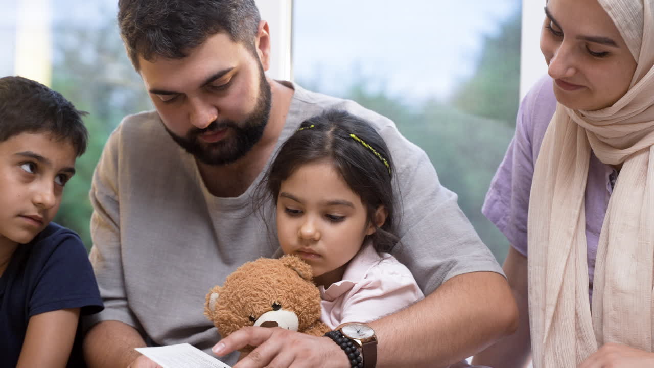 una vista de cerca de la familia islámica en la sala de estar.