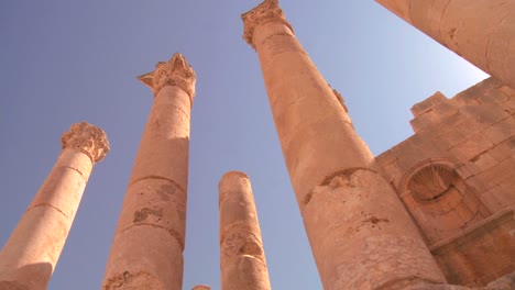 Un-Disparo-De-ángulo-Bajo-Mirando-Hacia-Los-Pilares-De-La-Ciudad-Romana-De-Jerash-En-Jordania