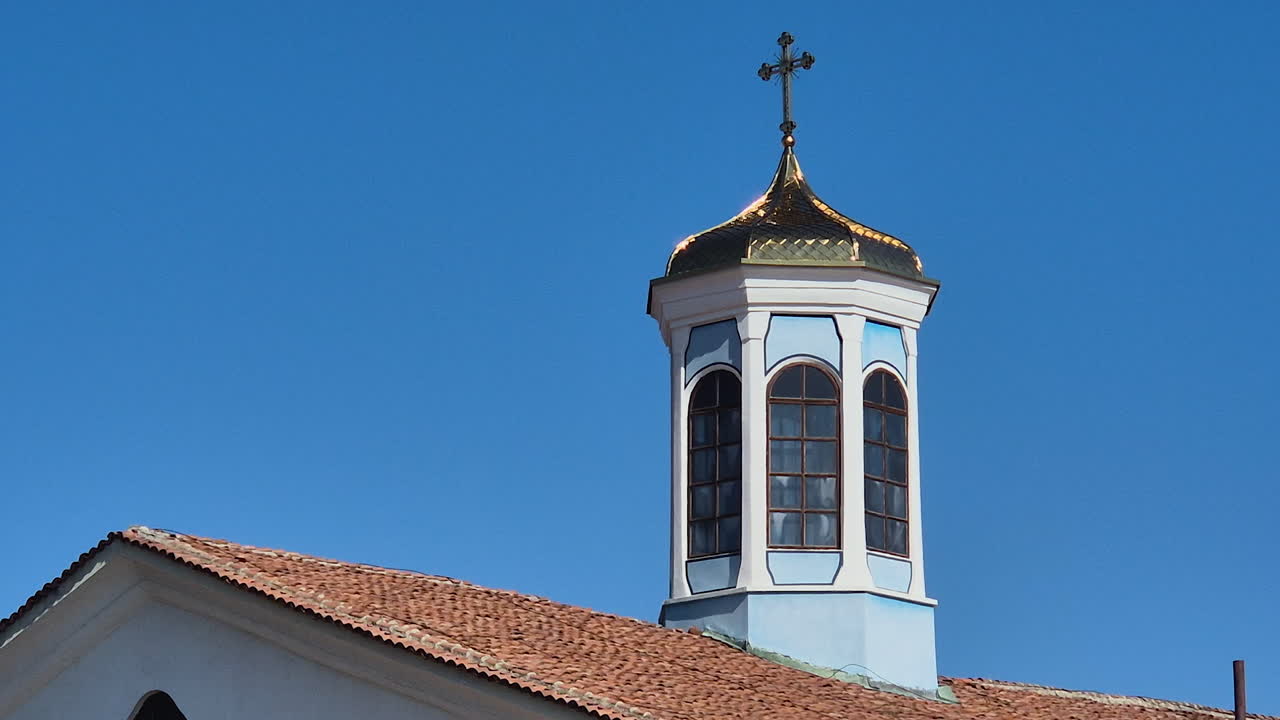 Facciata di una chiesa cristiana in una giornata di sole con cielo azzurro, zoom indietro