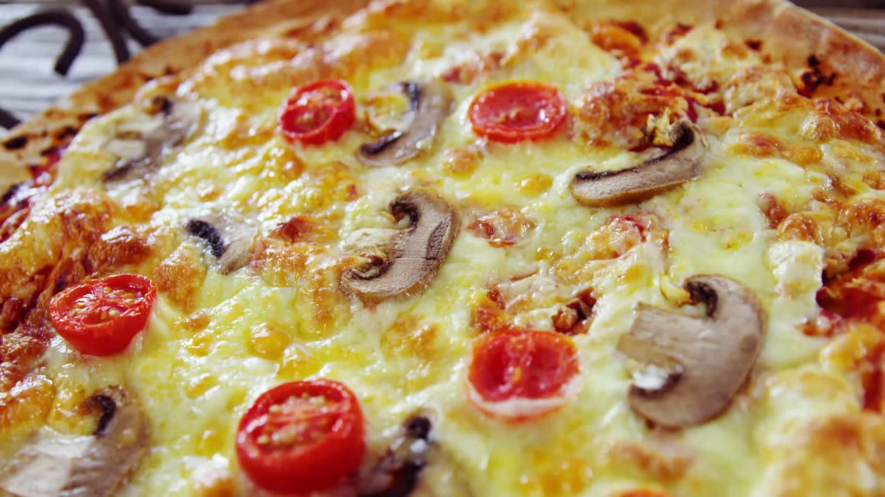 Pizza cotta al forno in teglia