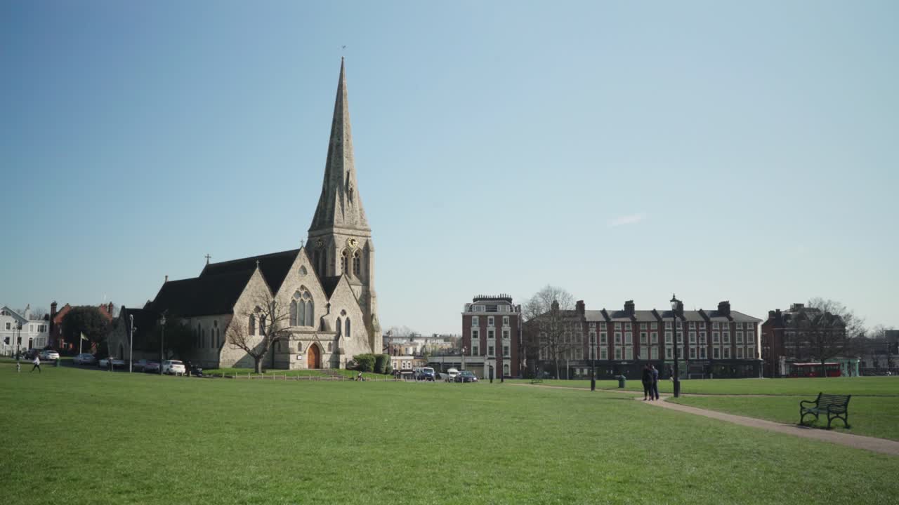 블랙히스 (blackheath) 에 있는 아름다운 역사적인 모든 성도 교구 교회 (all saints parish church) 런던에서 은 파란 하늘에서 낮 동안