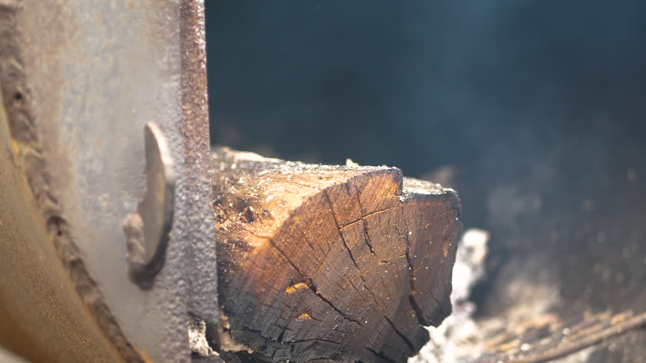 오프 세트 바비큐 흡연자에서 타는 오크