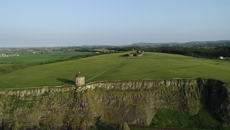 Vista-Aérea,-Templo-Mussenden-Y-Castillo-Cuesta-Abajo,-Puntos-De-Referencia-De-Irlanda-Del-Norte-Reino-Unido