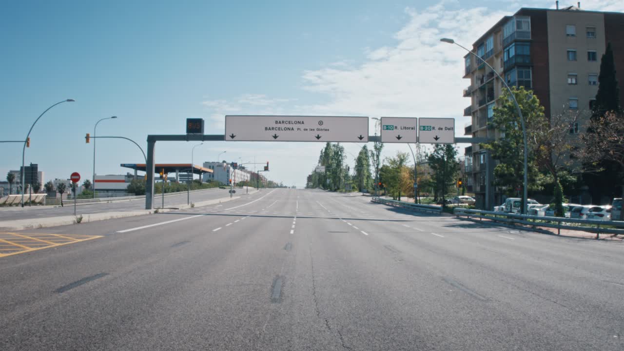 바르셀로나로 가는 주요 고속도로 입구, 교통이 없습니다.