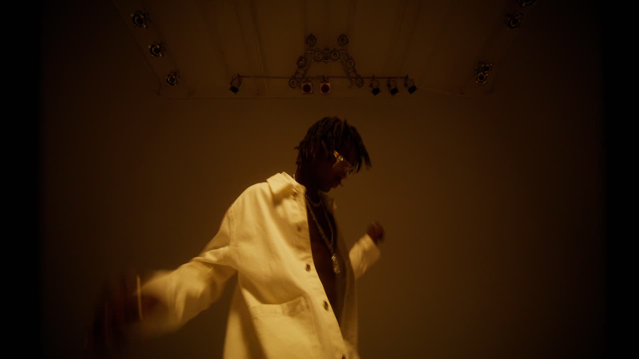 hombre con una bata de laboratorio