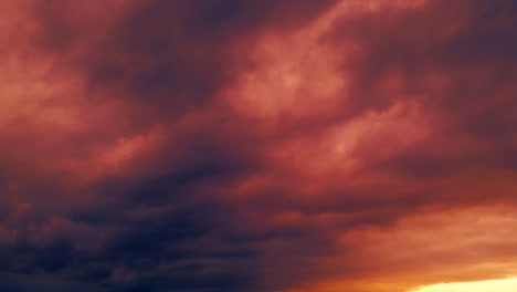 telón de fondo de fuertes luces rojas nubes de amanecer - video de bucle