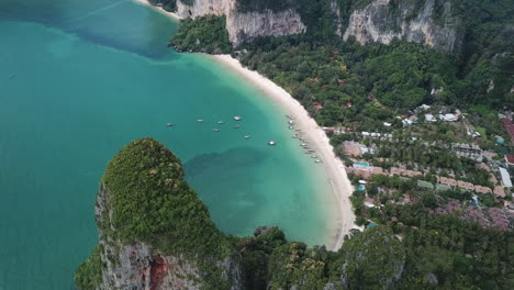 Tailandia,-Isla-De-La-Provincia-De-Krabi,-Playa-De-Railay,-Vista-Aérea-De-Un-Destino-Exótico,-Arena-Blanca-Y-Bosque-Sobre-Acantilados