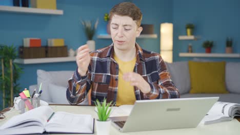 estudiante aburrido de estudiar.