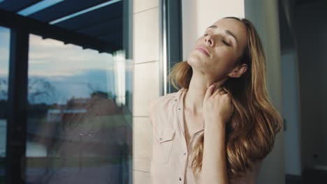 una mujer cansada relajándose después de un día de trabajo. una mujer agotada tratando de relajarse.