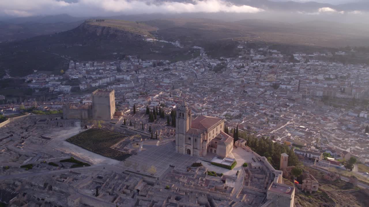 Alba sulla fortezza di Fortaleza de la Mota a Jaén, Spagna