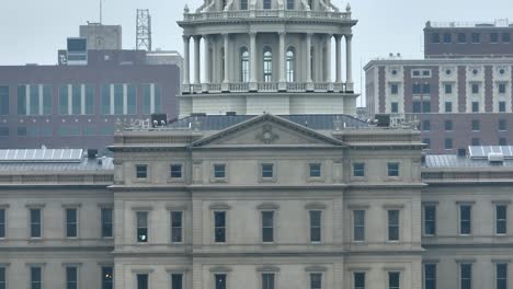 Michigan-state-capitol-building-in-Lansing,-Michigan